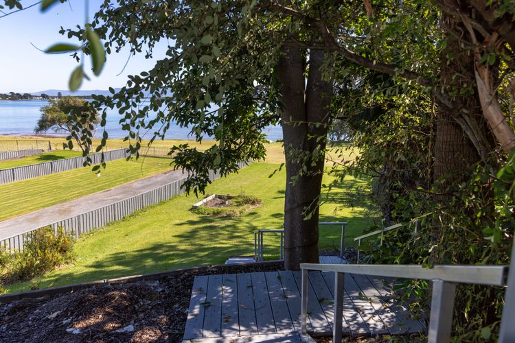 Pelican Retreat – Pet Friendly – Absolute Waterfront