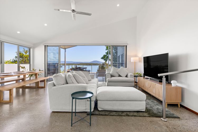 Pelican Retreat – Pet Friendly – Absolute Waterfront