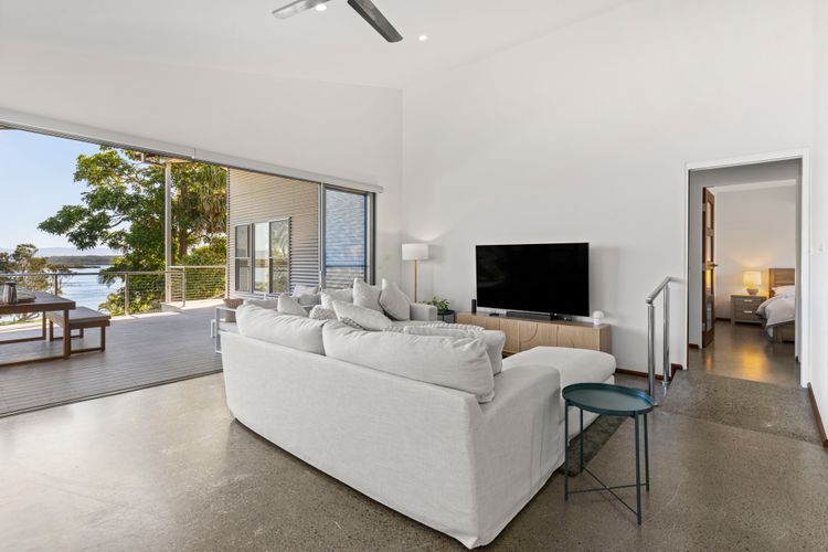 Pelican Retreat – Pet Friendly – Absolute Waterfront