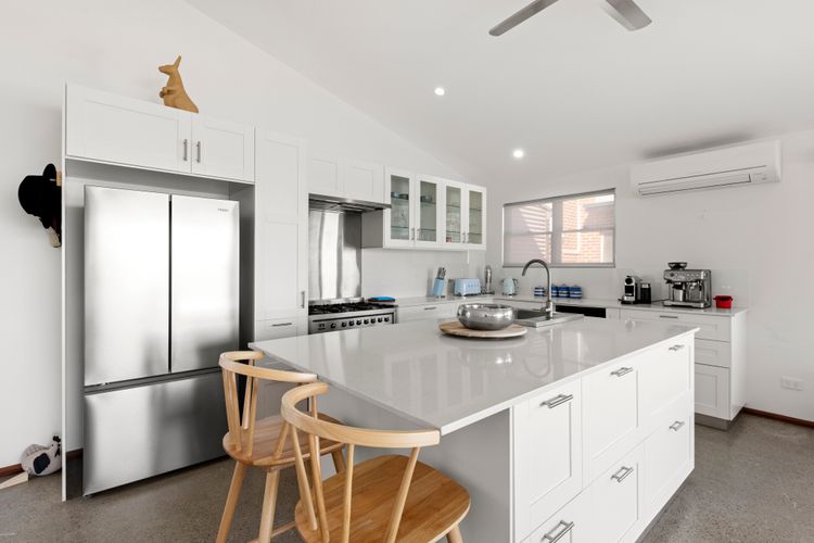 Pelican Retreat – Pet Friendly – Absolute Waterfront