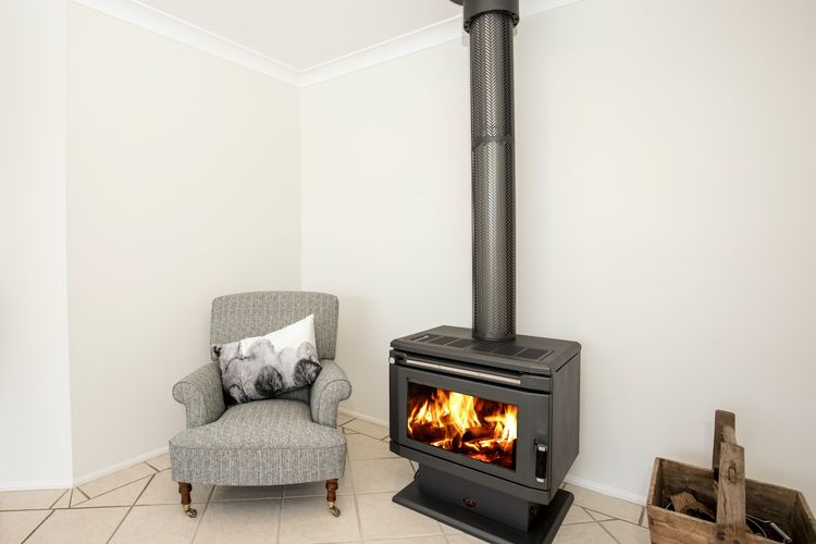 Delamere – Pet Friendly with Firepit & Fireplace