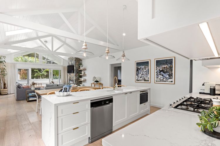 The White House – Pet Friendly with Heated Swimming Pool