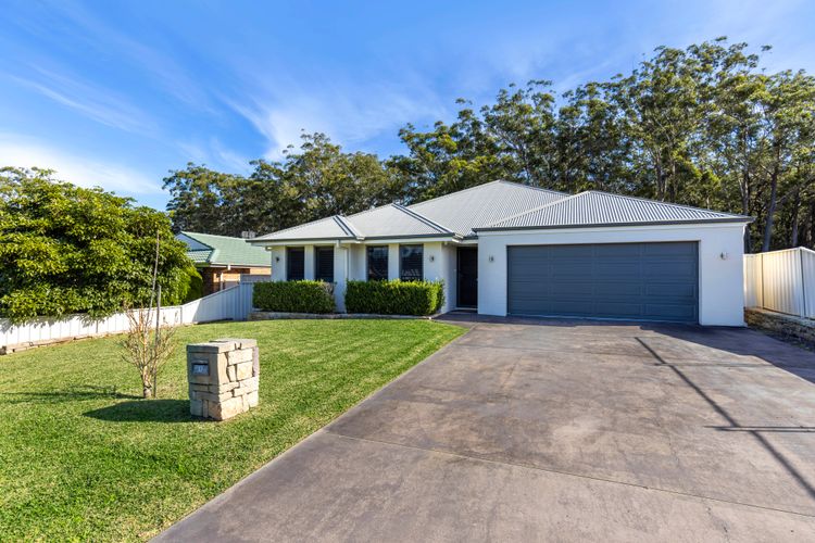 Coastal Retreat – Pet Friendly with Fire Pit