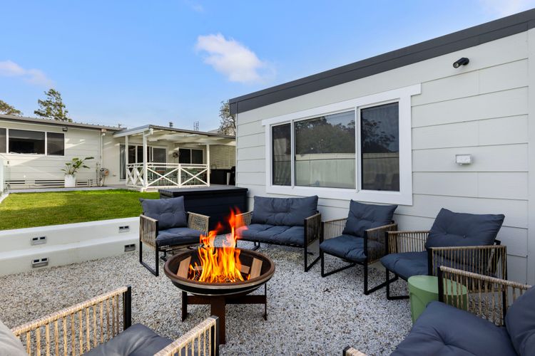 Samphire House – Fireplace with Heated Swimming Pool