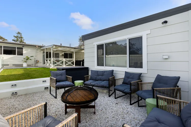 Samphire House – Fireplace with Heated Swimming Pool