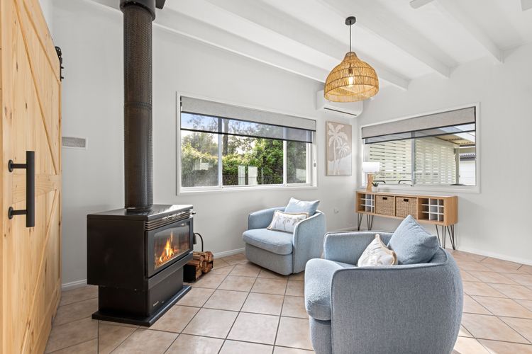 Samphire House – Fireplace with Heated Swimming Pool