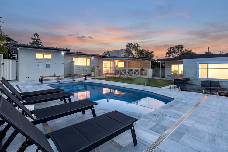 Samphire House – Fireplace with Heated Swimming Pool