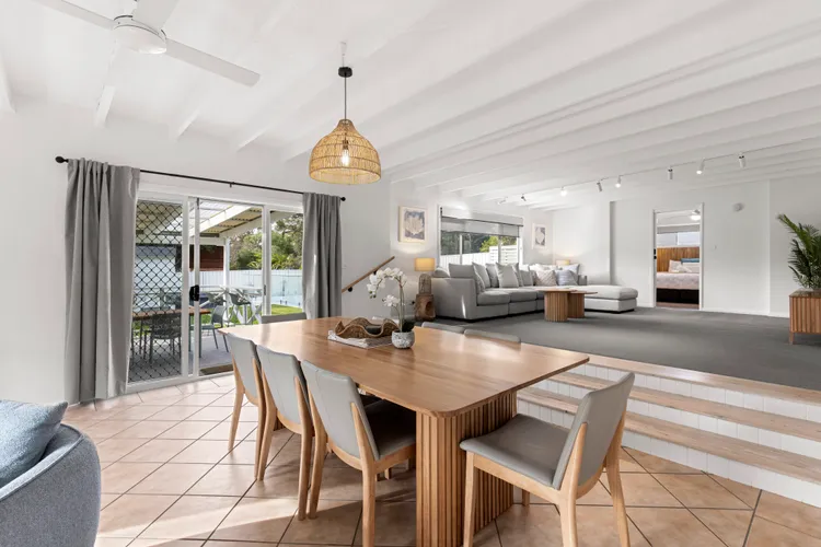 Samphire House – Fireplace with Heated Swimming Pool