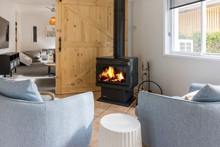 Samphire House – Fireplace with Heated Swimming Pool