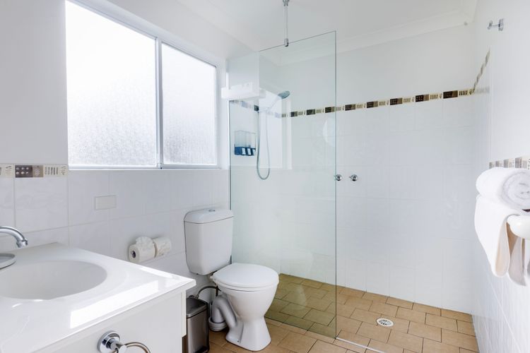 Samphire House – Fireplace with Heated Swimming Pool