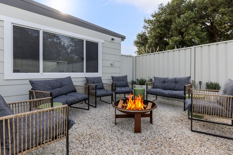 Samphire House – Fireplace with Heated Swimming Pool