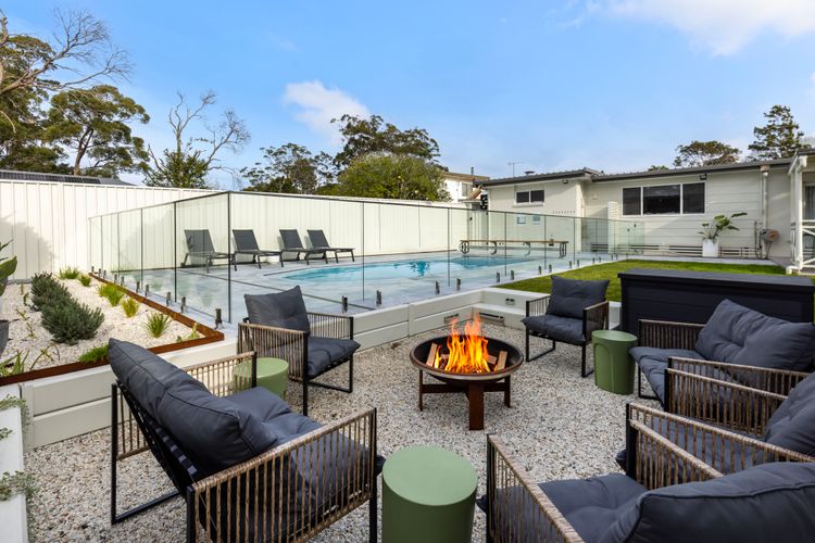 Samphire House – Fireplace with Heated Swimming Pool