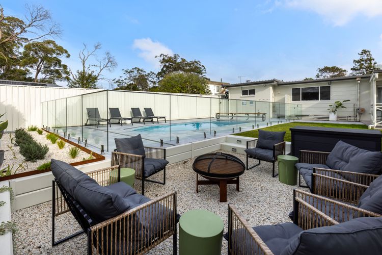 Samphire House – Fireplace with Heated Swimming Pool