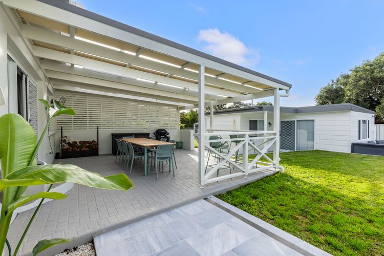 Samphire House – Fireplace with Heated Swimming Pool