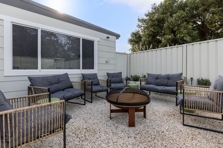 Samphire House – Fireplace with Heated Swimming Pool