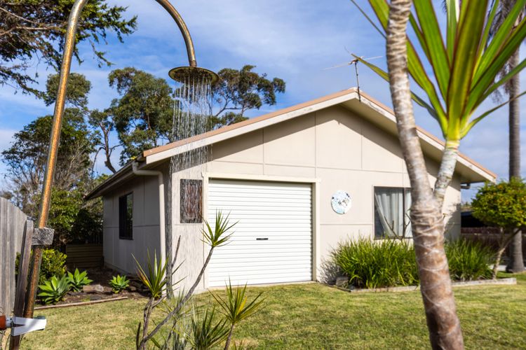 The Beach Bach – Pet Friendly with Firepit