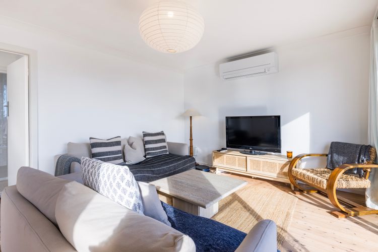 Beach Cottage – Pet Friendly – 2 Mins walk to Beach