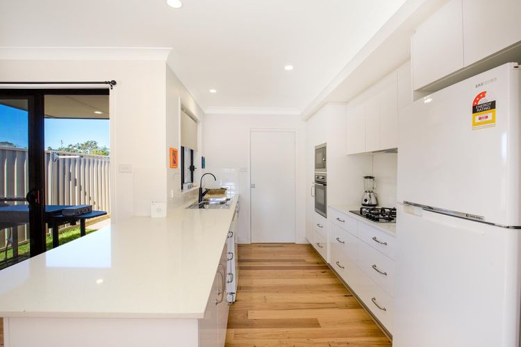 Villa Zelma – Pet Friendly – 4 Min Walk to Beach