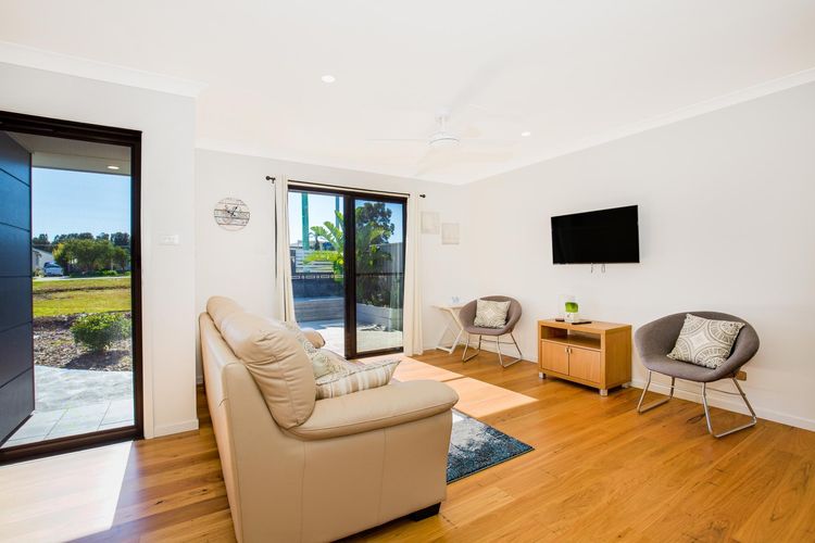 Villa Zelma – Pet Friendly – 4 Min Walk to Beach