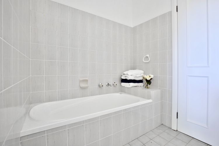 Bayview – Absolute Waterfront with Jetty – 5 Mins to Hyams Beach