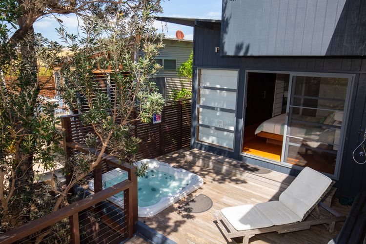 Illaroo – Absolute Beachfront with Spa