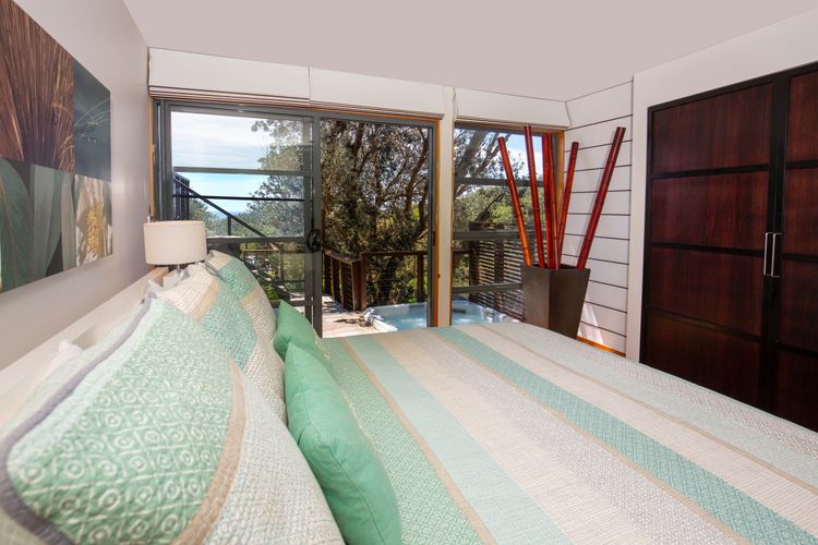 Illaroo – Absolute Beachfront with Spa