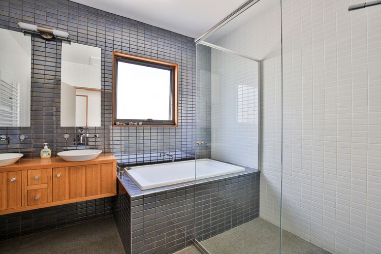 Illaroo – Absolute Beachfront with Spa