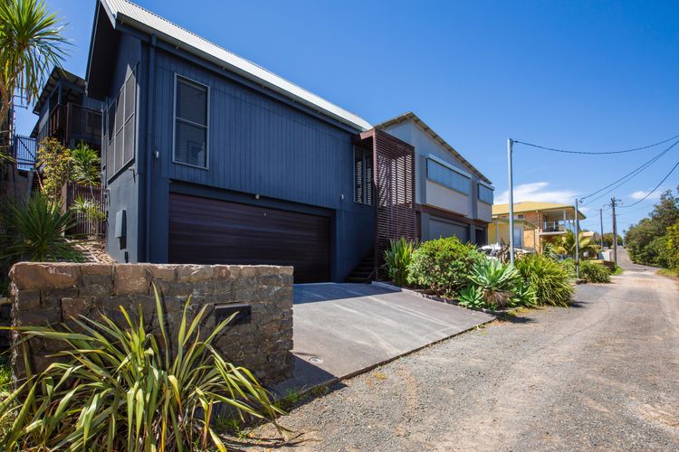 Illaroo – Absolute Beachfront with Spa