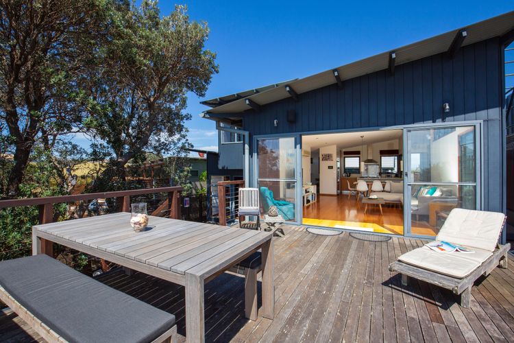 Illaroo – Absolute Beachfront with Spa