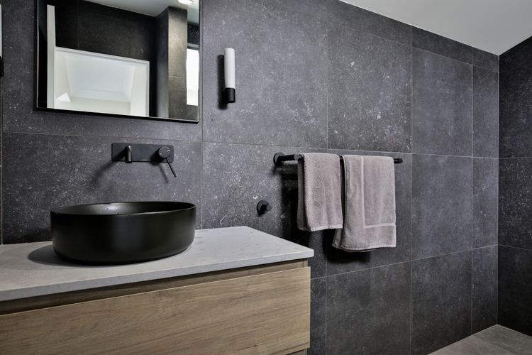 Seaview – Pet Friendly with Stunning Views – 1 Min to Beach