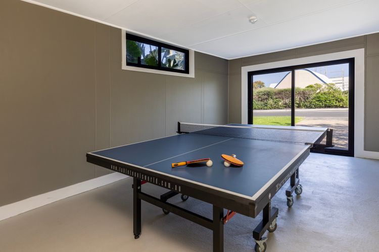 Seaview – Pet Friendly with Stunning Views – 1 Min to Beach