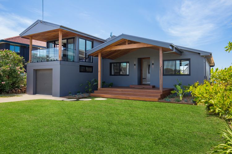 Seaview – Pet Friendly with Stunning Views – 1 Min to Beach