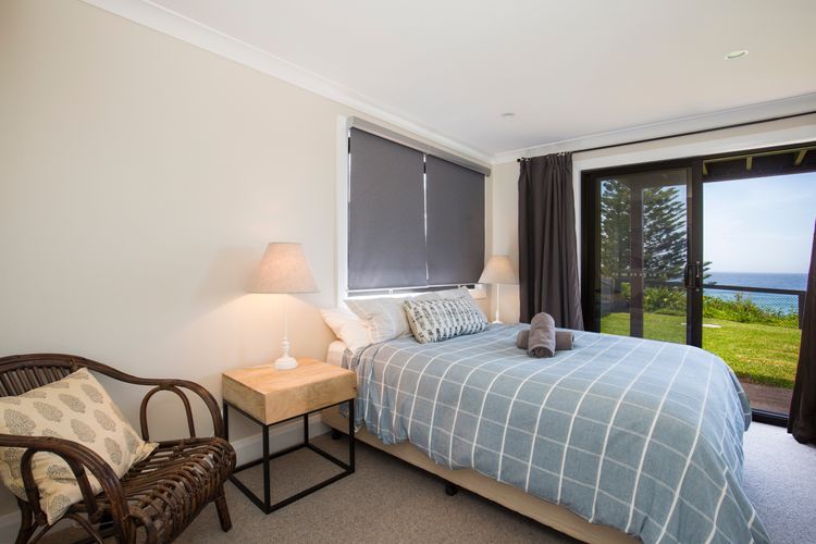 Seaview – Pet Friendly with Stunning Views – 1 Min to Beach