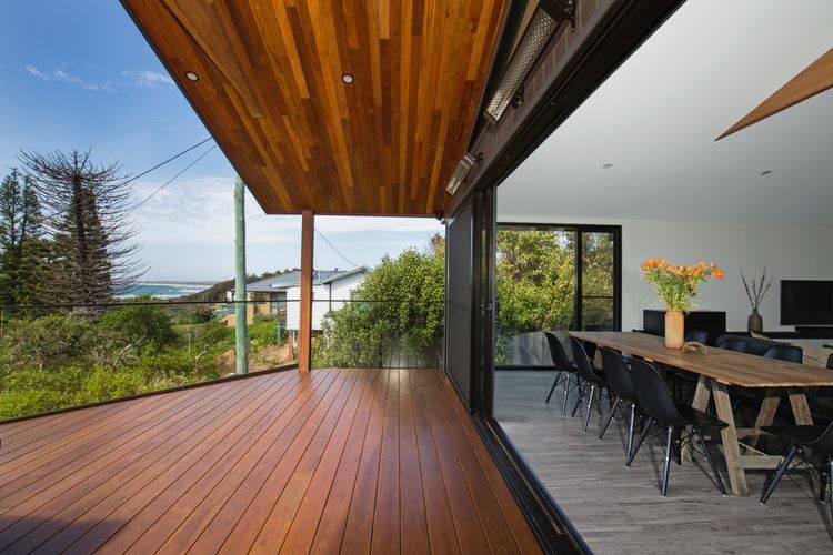 Seaview – Pet Friendly with Stunning Views – 1 Min to Beach