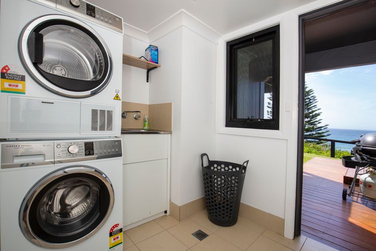Seaview – Pet Friendly with Stunning Views – 1 Min to Beach