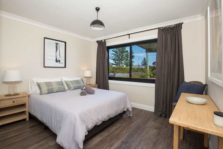 Seaview – Pet Friendly with Stunning Views – 1 Min to Beach