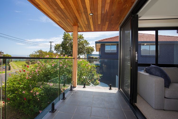 Seaview – Pet Friendly with Stunning Views – 1 Min to Beach