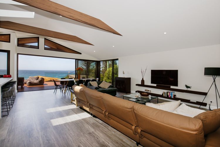 Seaview – Pet Friendly with Stunning Views – 1 Min to Beach