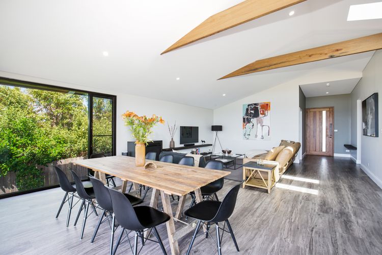 Seaview – Pet Friendly with Stunning Views – 1 Min to Beach