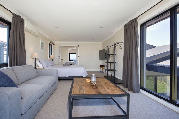Seaview – Pet Friendly with Stunning Views – 1 Min to Beach