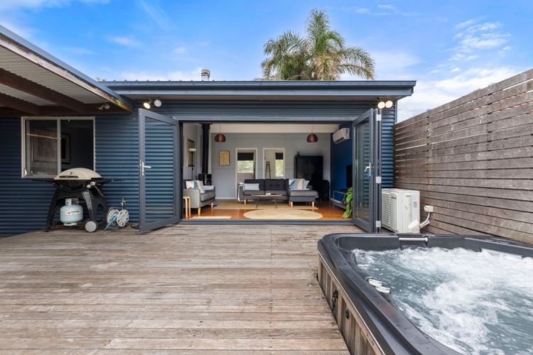 Bluetongue: Pet Friendly with Spa – 4 Mins to Beach