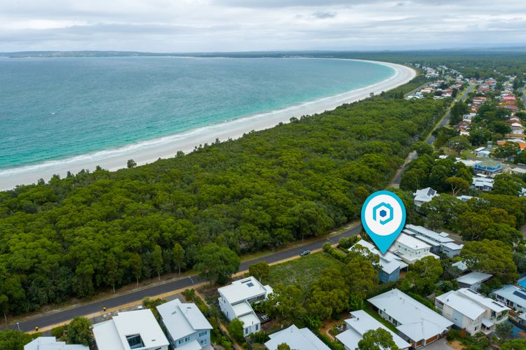 Amazing beach only a few minutes walk away, Close to local golf course