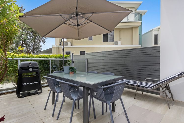 Beachside Haven Modern Townhouse with Pool