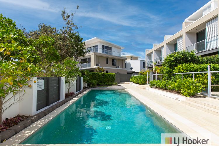 Beachside Haven Modern Townhouse with Pool