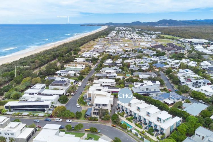 Beachside Haven Modern Townhouse with Pool