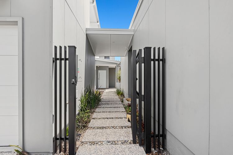 The Beachside Sanctuary -500m from Beach with Pool & Heated Spa