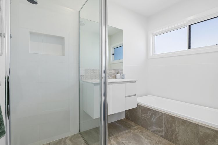 The Beachside Sanctuary -500m from Beach with Pool & Heated Spa