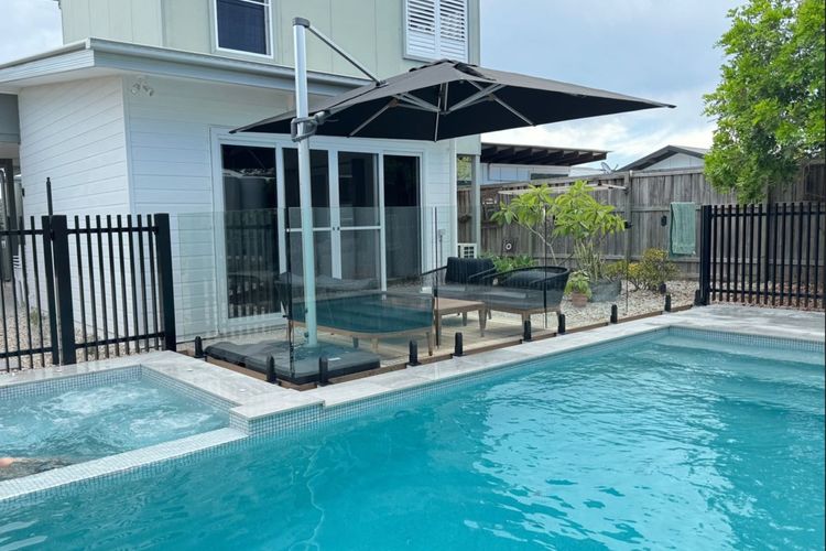 The Beachside Sanctuary -500m from Beach with Pool & Heated Spa