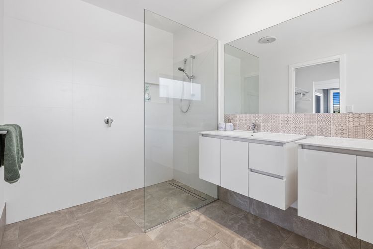 The Beachside Sanctuary -500m from Beach with Pool & Heated Spa