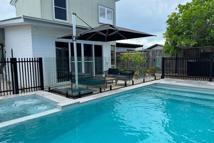 The Beachside Sanctuary -500m from Beach with Pool & Heated Spa